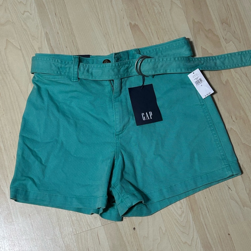 NWT GAP women’s 4” high rise shorts (size: 2)